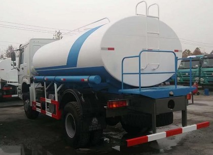 出口版4X4全驅動豪沃13方灑水車多方位圖片 出口版4X4全驅動豪沃13方灑水車多方位圖片