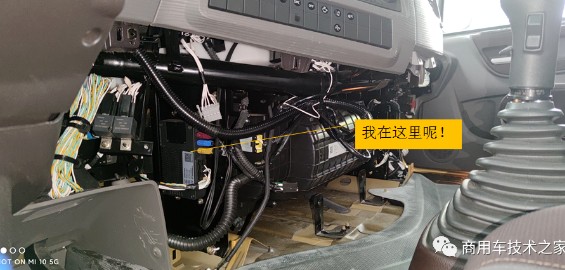 T-BOX裝在駕駛員右側,車輛儀表臺下方扣板內 T-BOX裝在駕駛員右側,車輛儀表臺下方扣板內
